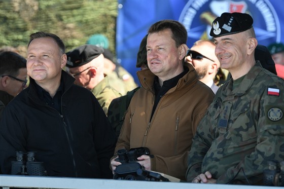 Zleva polský prezident Andrzej Duda, ministr obrany Mariusz Blaszczak a...