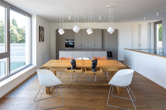 Velký jídelní stůl z masivního dřeva je důstojným „centrem“ bytu.