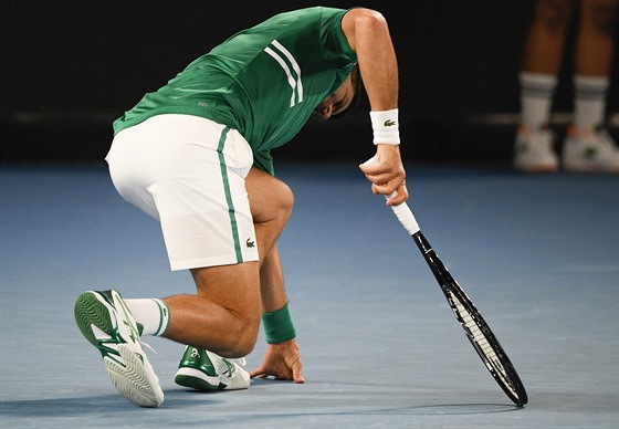 Srb Novak Djokovič se ve třetím kole Australian Open poranil, zápas přesto...