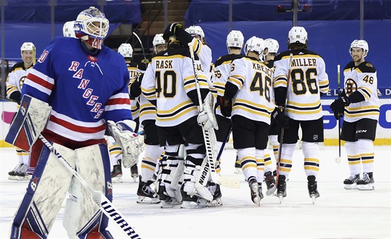 Hokejisté Bostonu se radují z výhry nad New York Rangers.