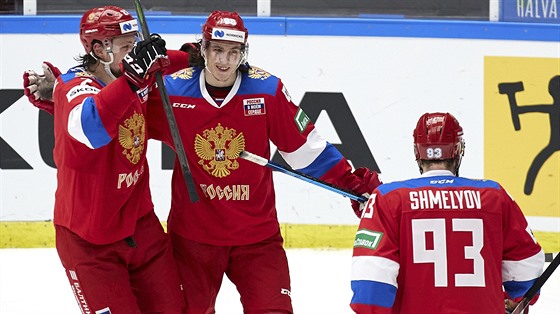 Ruský hokejista Danila Mojsejev (uprostřed) se raduje se spoluhráči z gólu v...