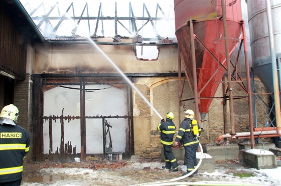 Hasiči likvidují požár stodoly v Bezděkově na Benešovsku, při němž uhořelo 16....