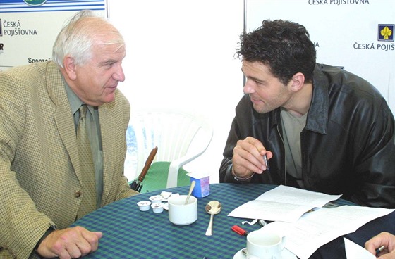 Otakar erný (vlevo) a Jaromír Jágr na spolené fotografii v roce 2002