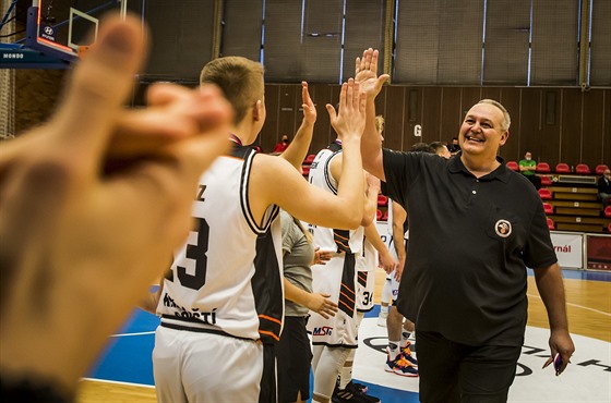 Královéhradetí basketbalisté oslavují bronz v eském poháru s trenrem...