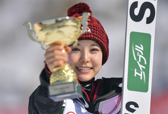 Japonská skokanka Sara Takanaiová jako vítzka závodu SP v Ranov