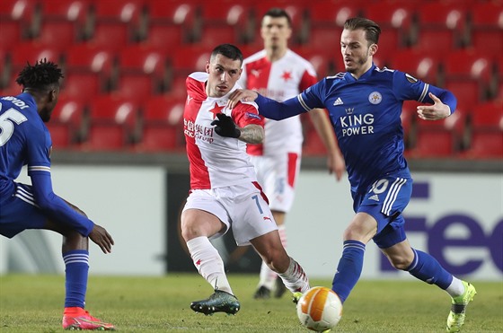 Jamie Maddison z Leicesteru vede balon v utkání se Slavií, sleduje jej domácí...