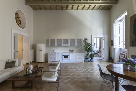 Nově zrekonstruovaný byt leží v samém srdci Říma, ve čtvrti Regola. 