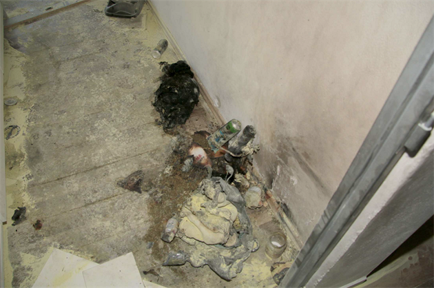 Dva mladíci v byt na okraji Olomouce plnili plechovou nádobku s konopím...
