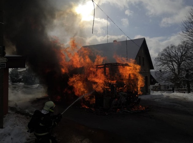 Autobus začal za jízdy hořet, hasiči museli chladit nádoby s plynem