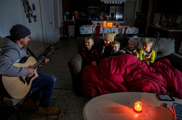 S obnovitelnými zdroji roste riziko blackoutů. Pomáhat může umělá inteligence