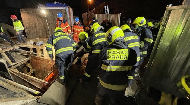 Hasiči našli tělo zasypaného dělníka na Praze 5. Pod zemí byl asi 6 hodin
