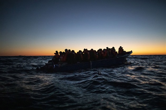 Při cestě na Kanárské ostrovy se potopil člun, utopilo se přes 30 migrantů