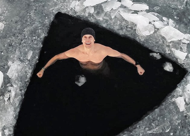 Český iceman umrtvuje hlavu. Samková mi na rekord pod ledem věří, říká