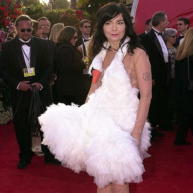 Největší faux pas roku 2001. Björk tehdy šokovala svět labutími šaty