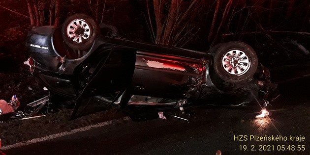 Nehoda osobního auta u Kozolup na Plzesku. Cestující zstala po kolizi...