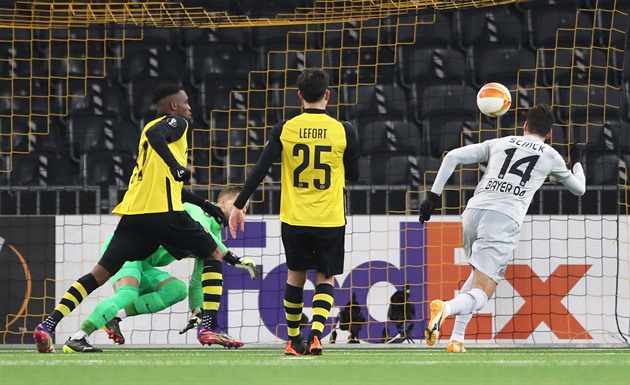 Schick dal dva góly v Bernu, ale Leverkusen prohrál. United a Tottenham jasně vyhráli