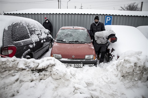 V Bohumín se uskutenila první draba aut odtaených z ulic. (12. února 2021)