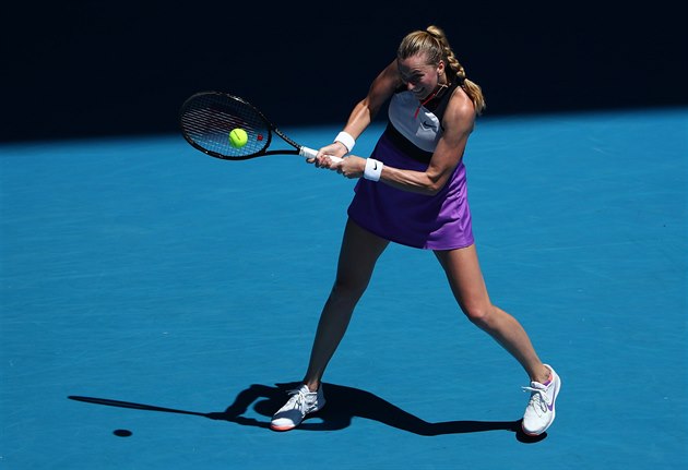 Petra Kvitová tlačí bekhendem ve druhém kole Australian Open.
