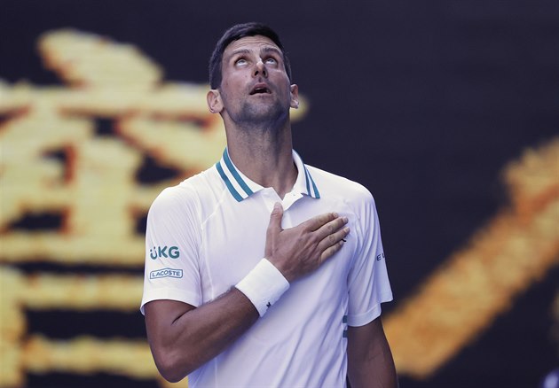 Srb Novak Djokovič slaví postup do třetího kola Australian Open.