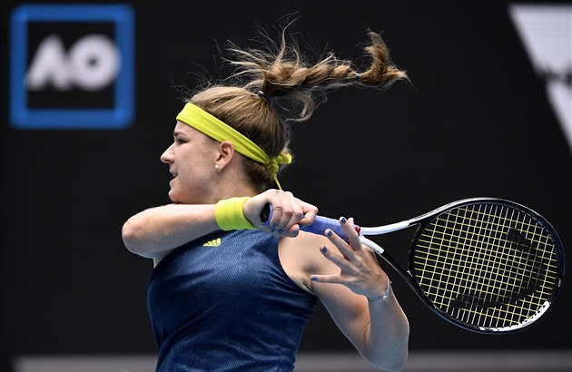 Karolína Muchová se opírá do forhendu ve třetím kole Australian Open.