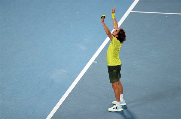 Řek Stefanos Tsitsipas slaví postup do semifinále Australian Open.