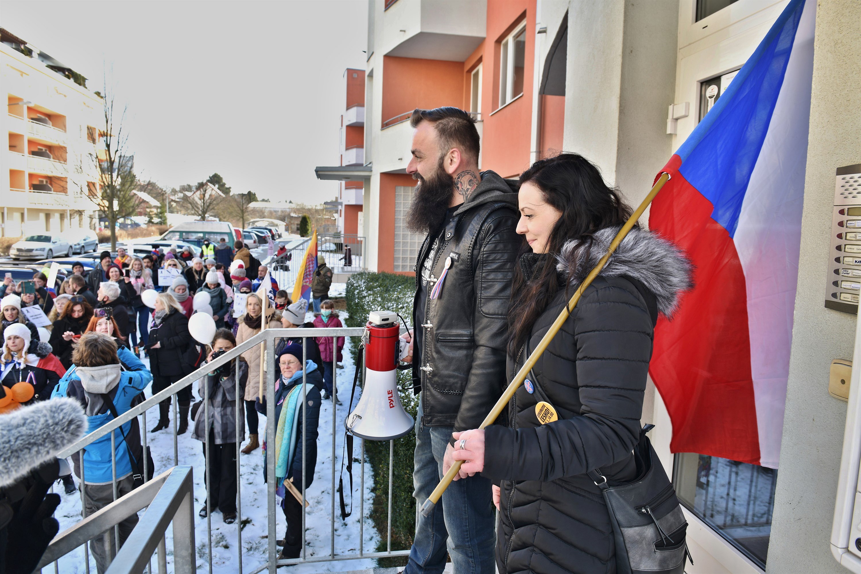 Fotogalerie Lide Se Shromazdili V Brne Pred Domem Ve Kterem Ma Bydliste Ministr Skolstvi