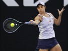Ashleigh Bartyová hraje forhend v prvním kole Australian Open.
