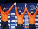 Zleva Antoinette de Jongová, Ireen Wüstová a Irene Schoutenová oslavují týmové...