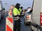 Policejn� kontrola na d�lnici D6, na hranici dvou uzav�en�ch okres� Cheb a...