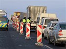 Policejn� kontrola na d�lnici D6, na hranici dvou uzav�en�ch okres� Cheb a...