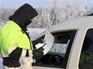 Policejn� kontrola na d�lnici D6, na hranici dvou uzav�en�ch okres� Cheb a...