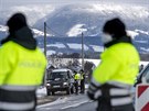 Policisté kontrolují idie automobilu u obce Dolní Branná na hranici okres...