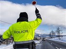 Policista zastavuje auto u obce Dolní Branná na hranici okres Trutnov a...