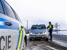 Policista kontroluje idie u obce Dolní Branná na hranici okres Trutnov a...