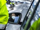 Policista kontroluje idiku automobilu u obce Dolní Branná na hranici okres...
