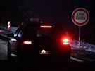 Policisté kvli omezení pohybu kontrolují na hranici okresu Sokolov...
