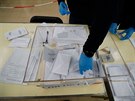 Volební pracovníci sítají ve panlské Barcelon hlasovácí lístky. (14. února...