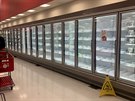 Lidé zcela vykoupili supermarket v Austinu v Texasu. (17. února 2021)