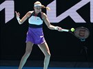 Petra Kvitová se opírá do forhendu ve druhém kole Australian Open.