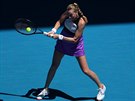 Petra Kvitová tlaí bekhendem ve druhém kole Australian Open.