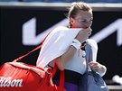 Zklamaná Petra Kvitová opoutí kurt po poráce ve druhém kole Australian Open.