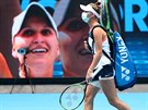 Markéta Vondrouová pichází na kurt ped osmifinále Australian Open.