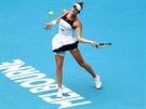 Markéta Vondrouová se vytáí na forhend v osmifinále Australian Open.