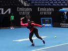 Amerianka Serena Williamsová se napahuje k úderu v osmifinále Australian Open.