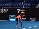 Japonka Naomi Ósakaová podává v osmifinále Australian Open.