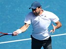 Rus Aslan Karacev hraje forhend v osmifinále Australian Open.