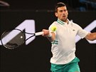 Srb Novak Djokovi hraje forhend v osmifinále Australian Open.