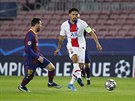Lionel Messi (Barcelona) napadá Marquinhose z Paris St. Germain pi rozehrávce.
