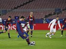 Lionel Messi posílá Barcelonu do vedení nad Paris St. Germain z penalty.