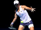 Domácí hvzda Ashleigh Bartyová hraje forhend ve tvrtfinále Australian Open.